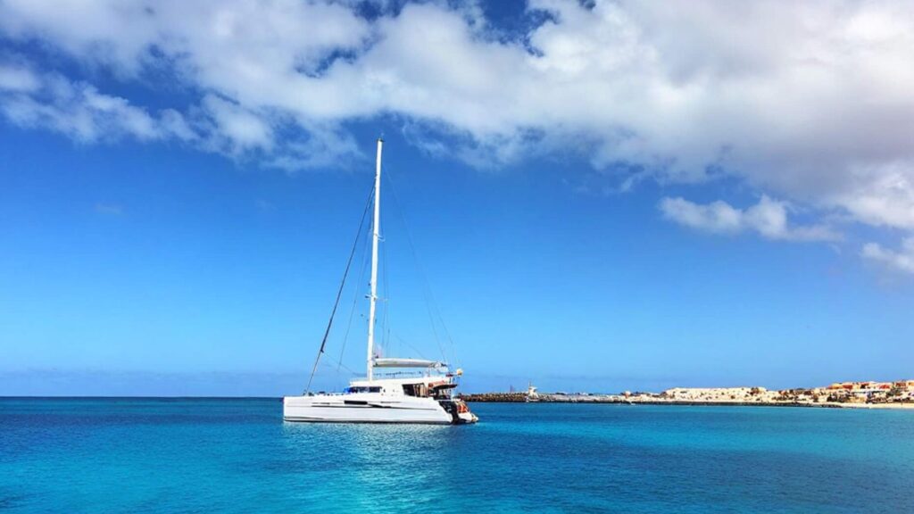 Katamaran vor Corralejo - Redshark