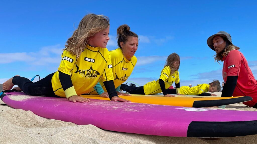Familie beim surfen - Redshark