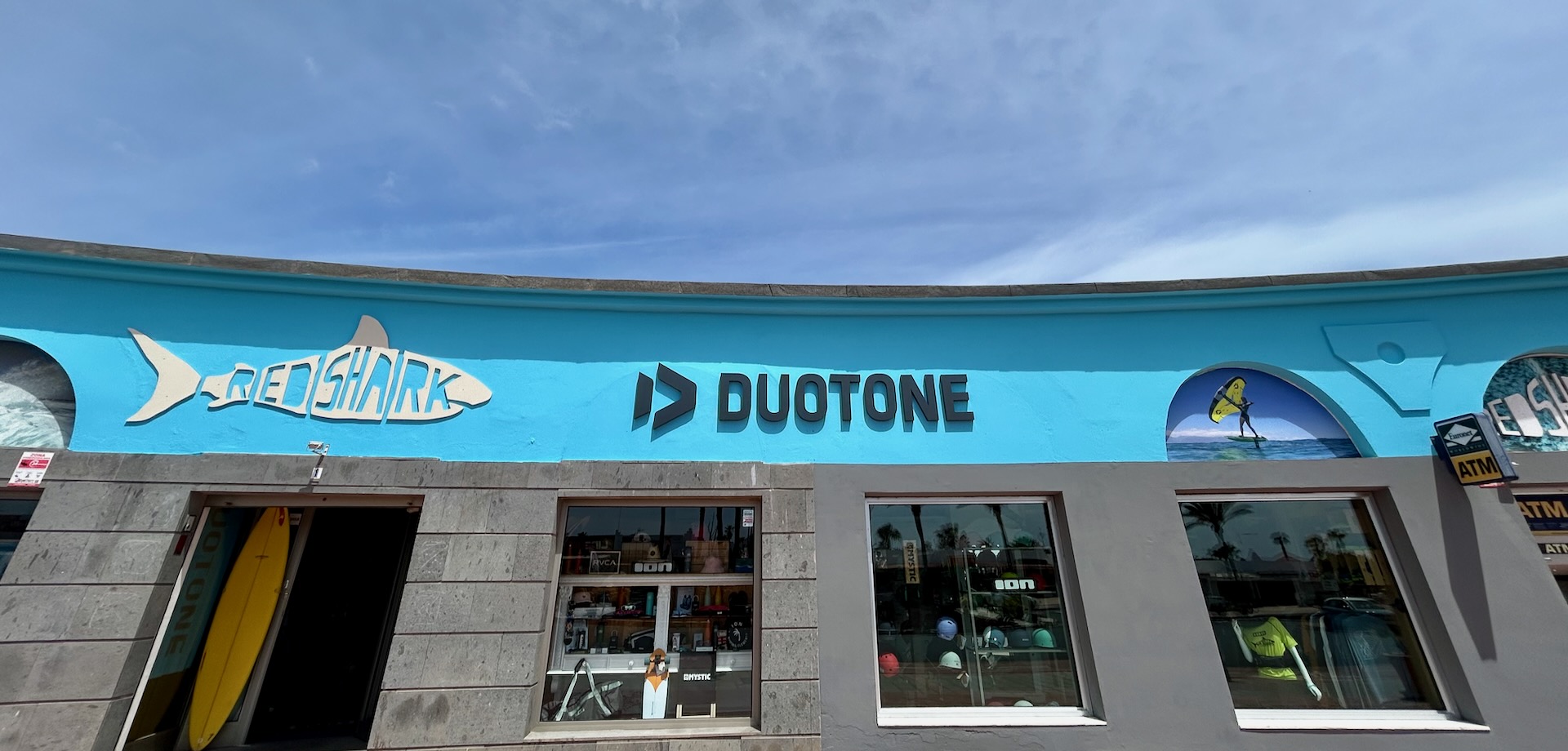 RedShark Fuerteventura Shop & School Fassade mit Logo
