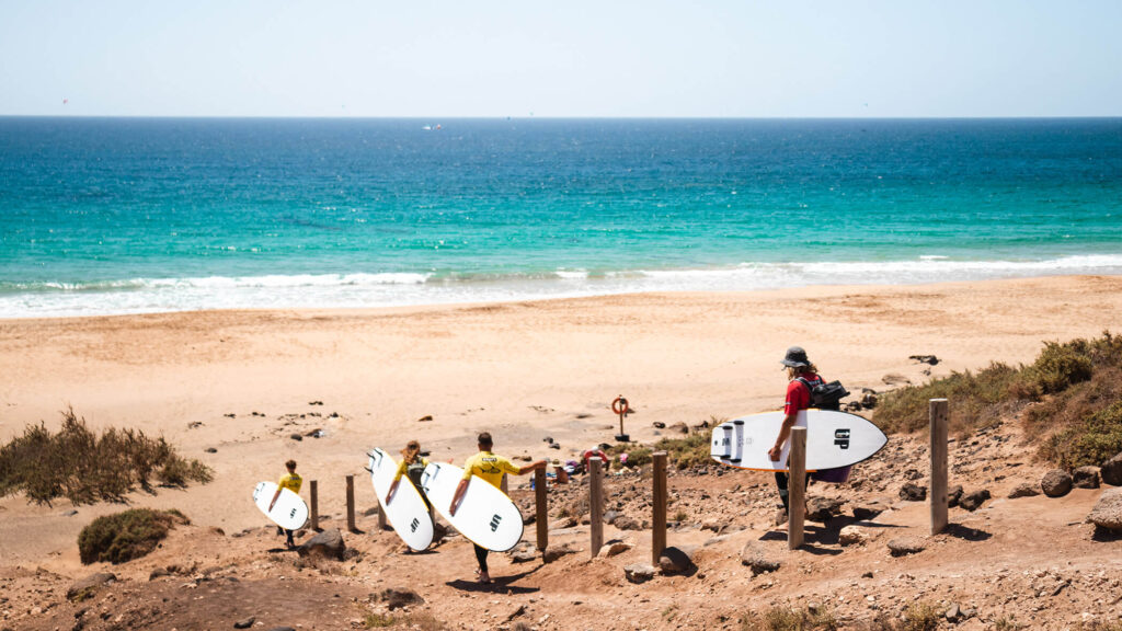 Opengroup - Surfen - auf dem Weg zum Strand - Redshark